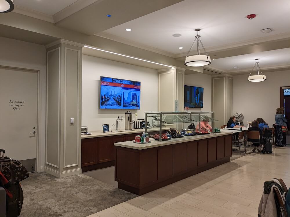 Snack bar in Chicago train station lounge